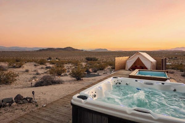 Outdoor spa tub