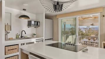 Coffee/tea maker, fridge, oven, stovetop