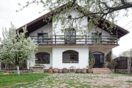 Exterior. Sunny rooms and soft beds, ideal for lazy afternoons and silent nights.