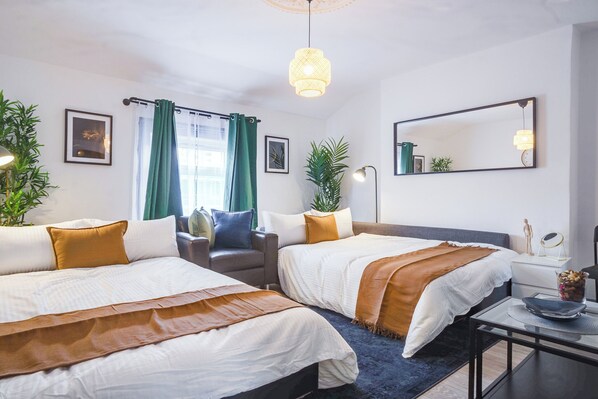 2 slaapkamers, een strijkplank/strijkijzer, reisbedje, gratis wifi