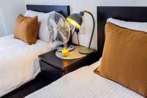 2 habitaciones, tabla de planchar con plancha y cuna de viaje