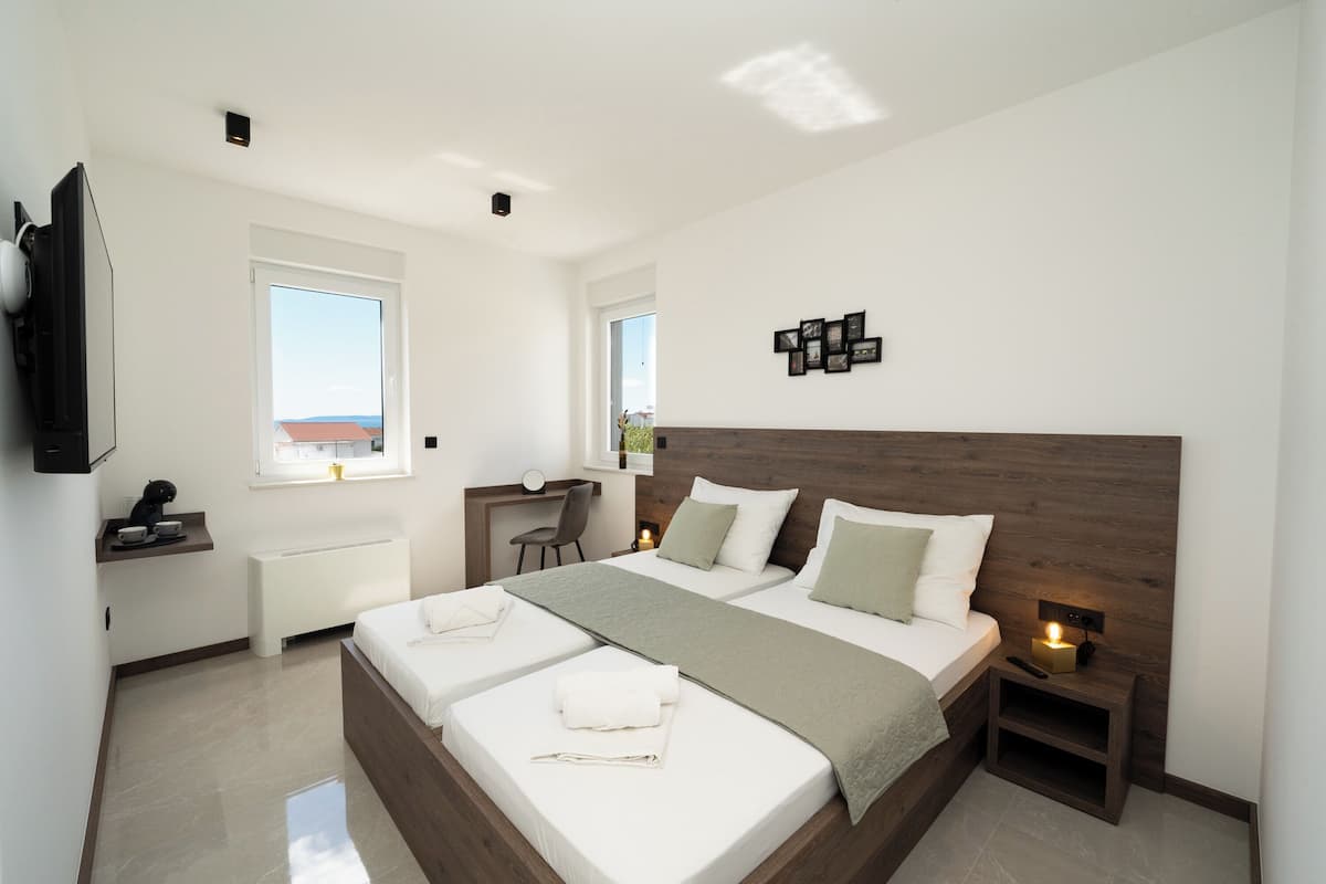 Dobbeltrom – superior, balkong, delvis sjøutsikt | Skrivebord og wi-fi (inkludert)