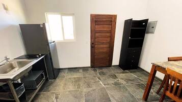 Fridge, stovetop
