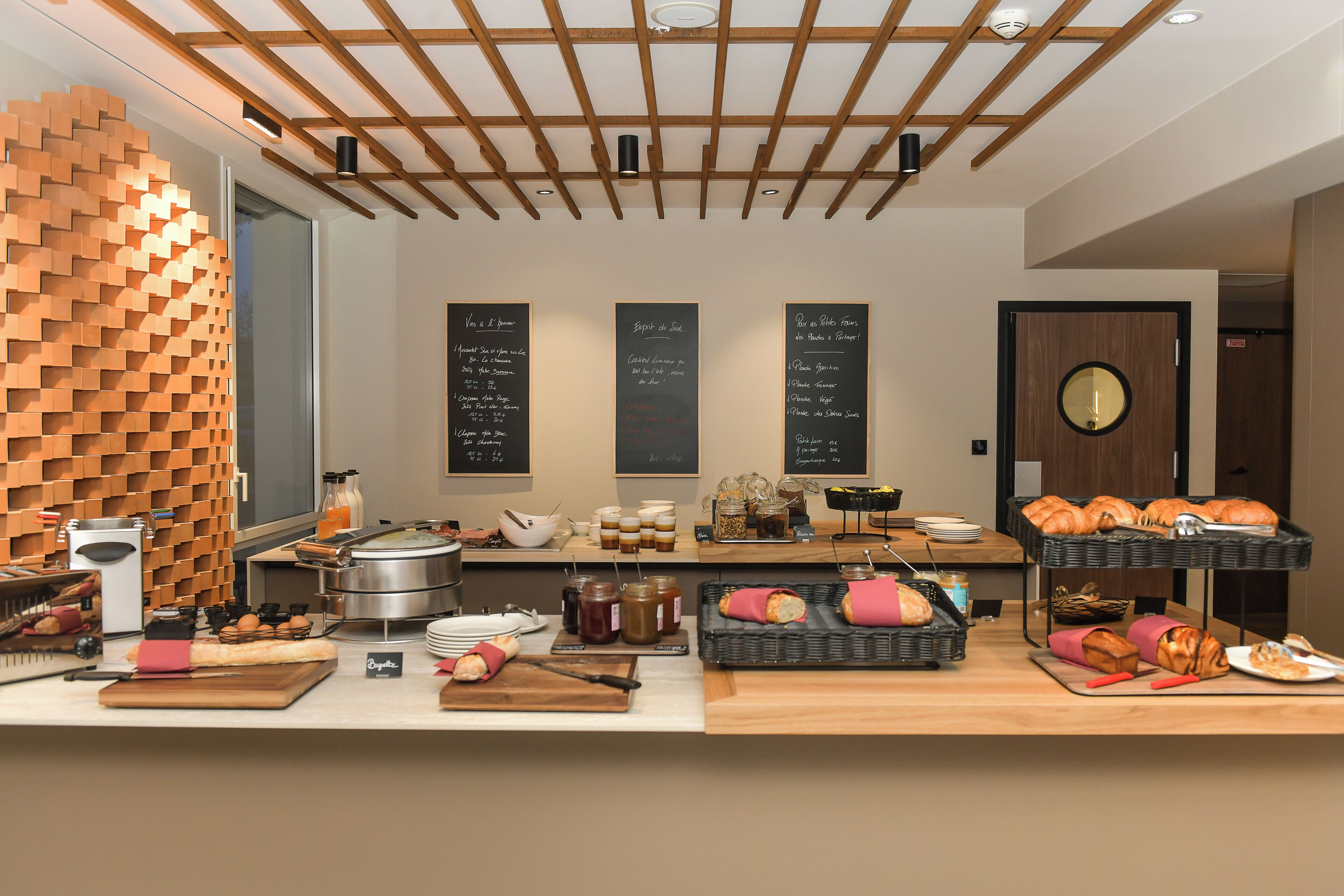 Un bufé de desayuno con diferentes alimentos y salsas.