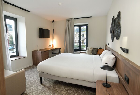 Chambre Confort | Literie de qualité, lit avec matelas à plateau-coussin, bureau