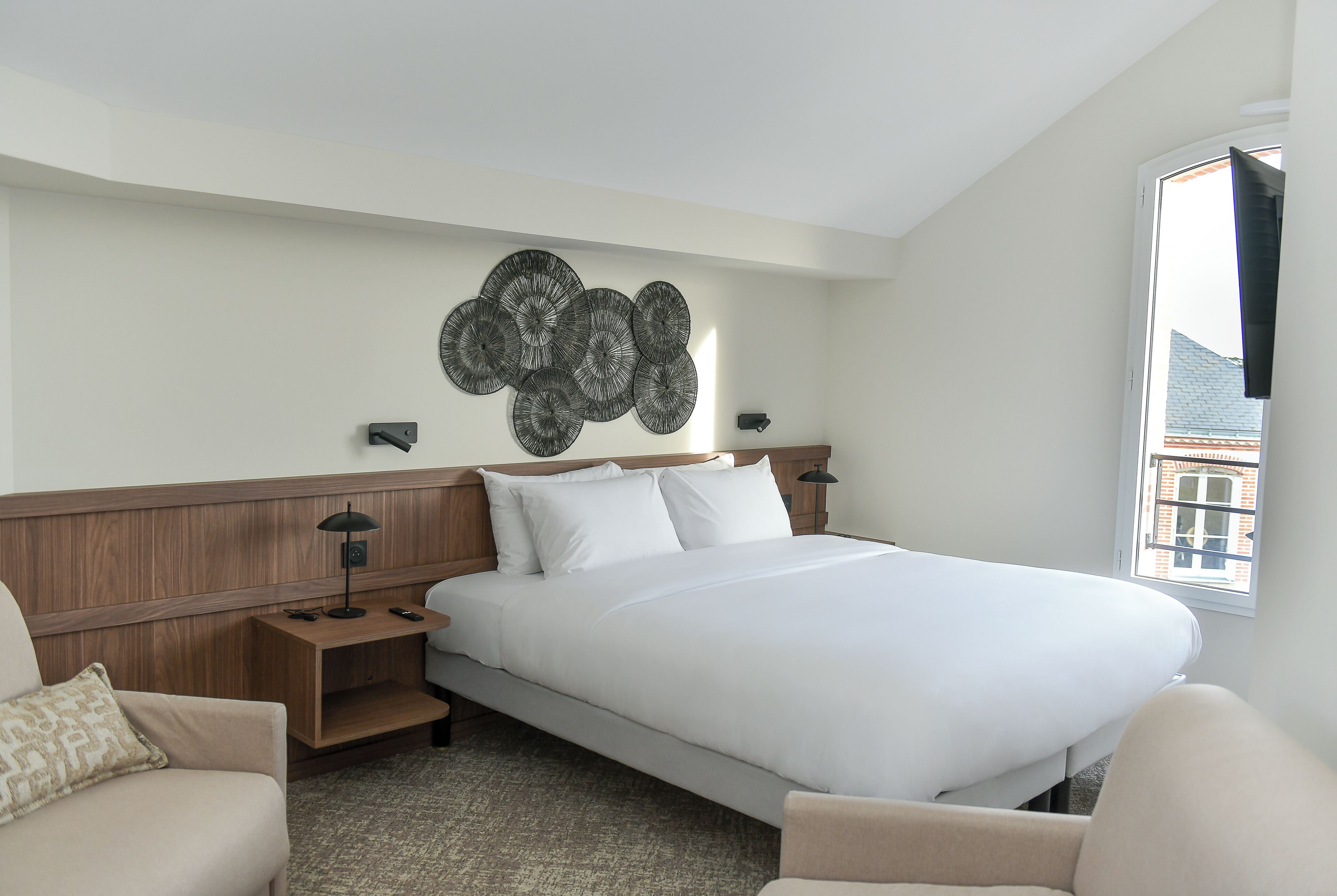 Luxe beddengoed, pillowtop-bedden, een bureau, een laptopwerkplek