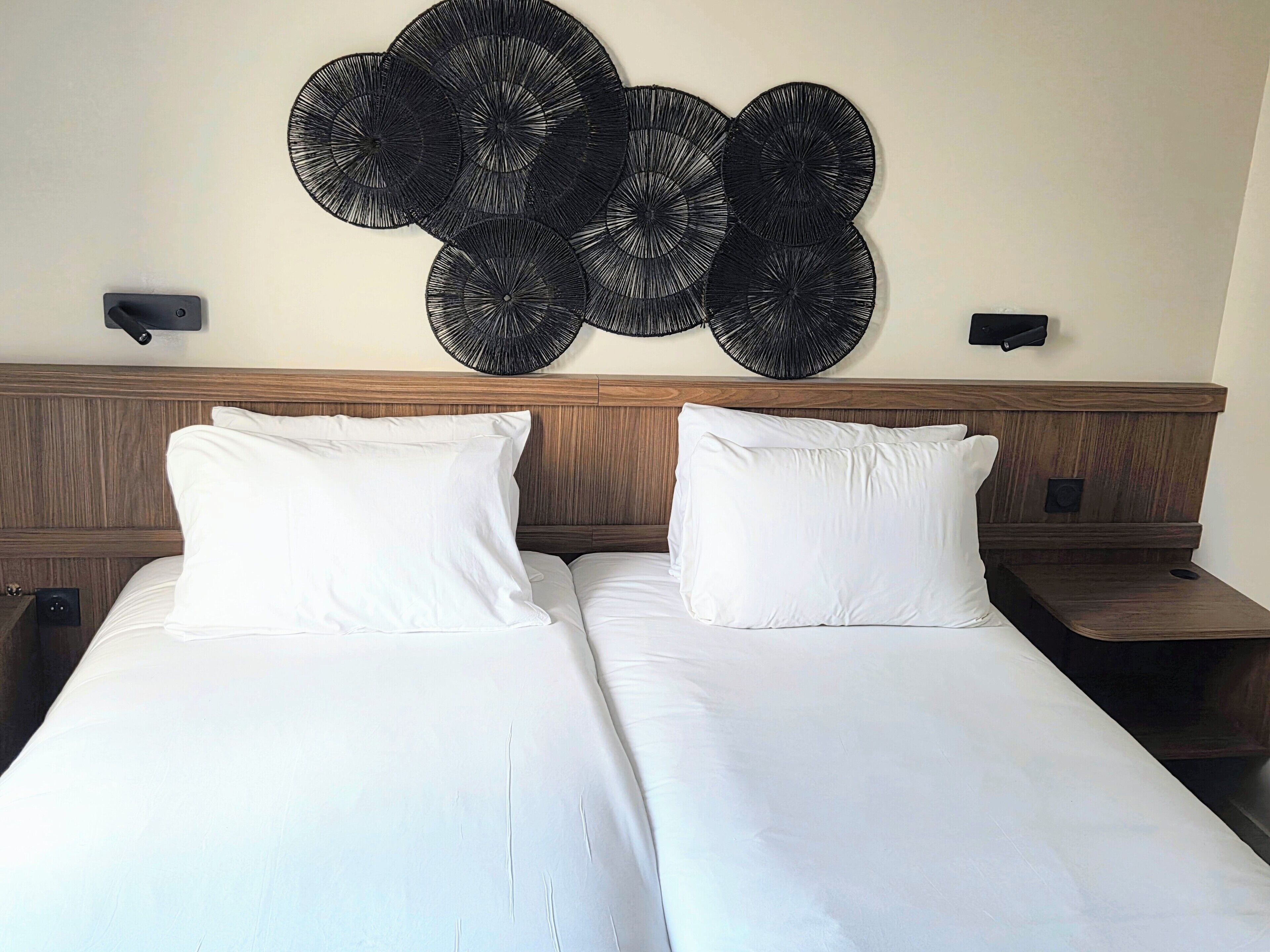 Bộ đồ giường cao cấp, nệm có lớp đệm bông, bàn 