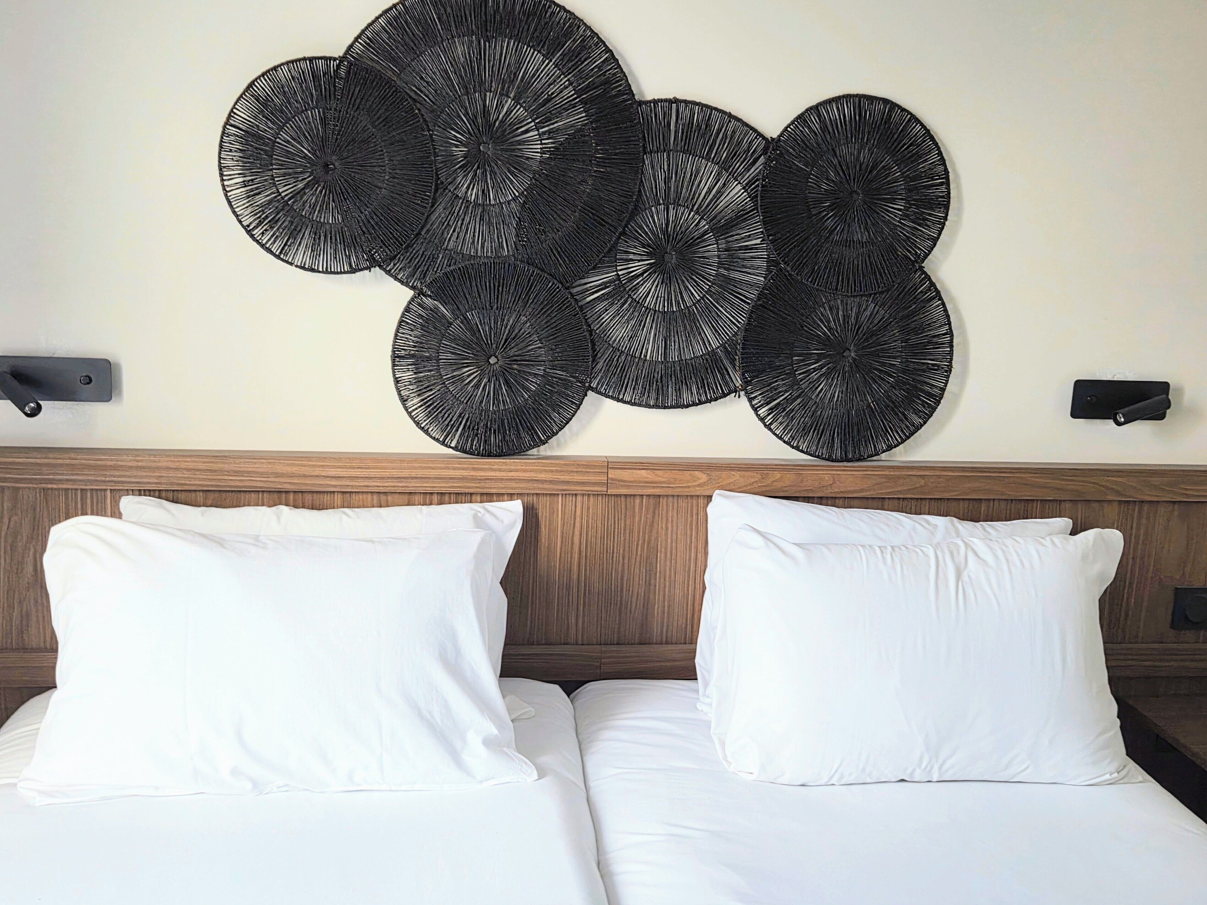 Ropa de cama de alta calidad, camas con pillow-top y escritorio 