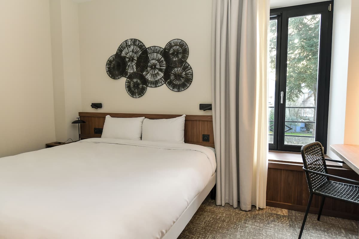 Ylelliset vuodevaatteet, pillowtop-patjalliset sängyt, työpöytä