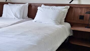 Escritorio, espacio para trabajar con laptop y cortinas blackout