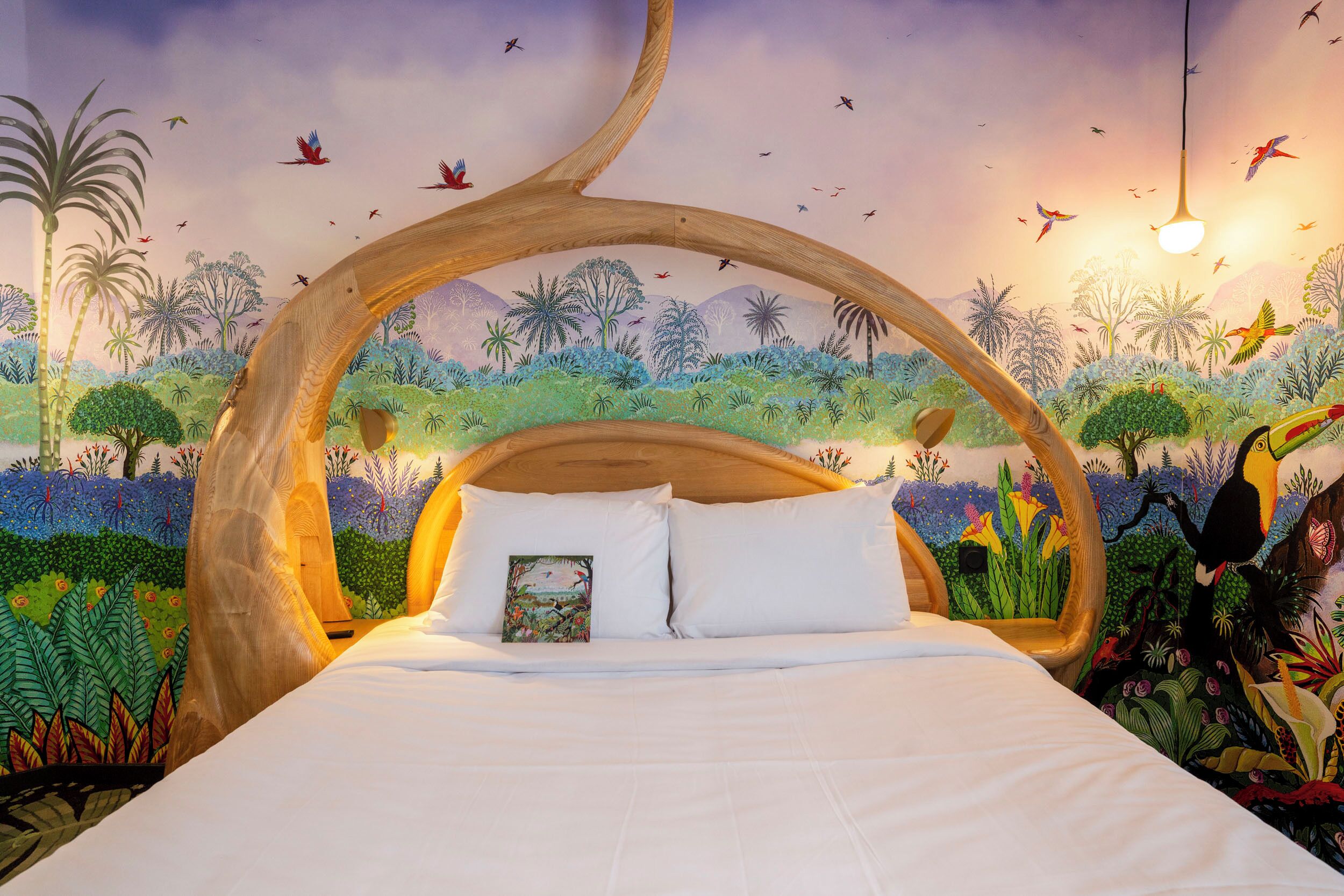 The immersive room Alain Thomas - Les Colibris | Premium bedding, pillowtop beds, desk, laptop workspace