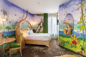 Um quarto com uma cama, uma cadeira, uma mesa e um espelho.