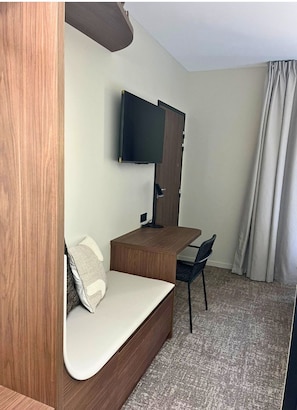 Skrivbord, arbetsyta för laptop, mörkläggningsgardiner och ljudisolering