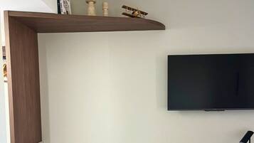 Escritorio, espacio para trabajar con laptop y cortinas blackout