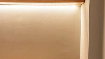 Habitación estándar, para no fumadores, vista parcial al océano | Caja de seguridad en la habitación y tabla de planchar con plancha