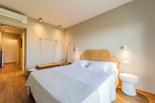 Quarto standard, para não fumantes, vista parcial para o oceano | Cofres nos quartos, ferros/tábuas de passar roupa, Wi-Fi de cortesia