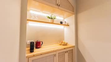 Habitación estándar, para no fumadores, vista parcial al océano | Caja de seguridad en la habitación y tabla de planchar con plancha