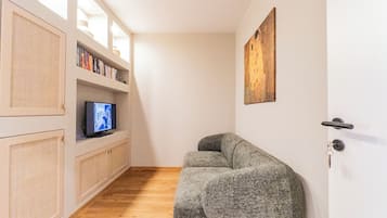 Comfort Room, Non Smoking, Partial Ocean View | Living area