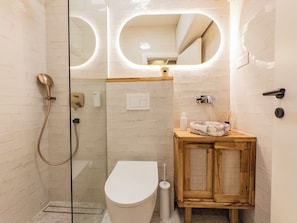 Standard Room, Non Smoking, Partial Ocean View | Bathroom