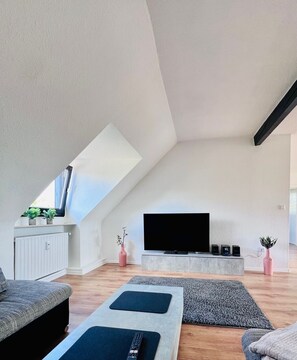 Smart TV - Charming top floor/maisonette apartment with balcony in the heart of Krefeld (Krefeld)