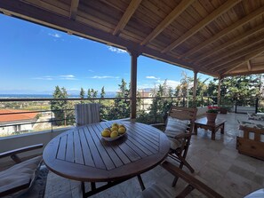 Outdoor dining - Double view apartment | Ancient Corinth (Archea Korinthos)