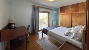 1 soverom, skrivebord, strykejern/-brett og reiseseng for barn