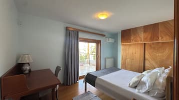 1 chambre, bureau, fer et planche à repasser, lit parapluie