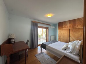 1 habitación, escritorio, tabla de planchar con plancha y cuna de viaje 