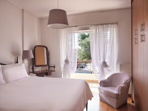 3 quartos, ferros/tábuas de passar roupa, berço de viagem