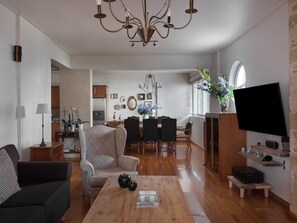 Smart TV, fireplace, stereo