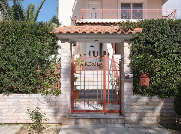 Uma entrada com portão e uma placa com a inscrição 'A KOPAHSA'.