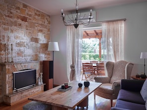 Smart TV, fireplace, stereo
