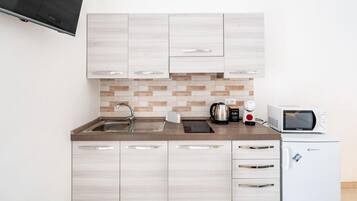 Réfrigérateur, micro-ondes, plaque de cuisson