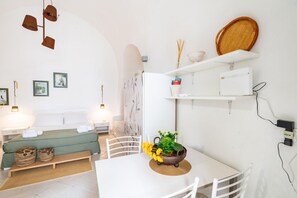 Tabla de planchar con plancha, wifi, ropa de cama
