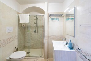 Shower, hair dryer, bidet, towels - Casetta Carlotta by Rentbeat (Ostuni)