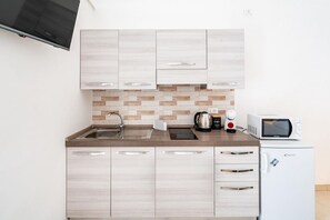 Fridge, microwave, stovetop, cookware/dishes/utensils - Casetta Carlotta by Rentbeat (Ostuni)