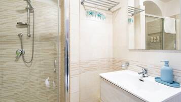 Douche, sĂšche-cheveux, bidet, serviettes fournies