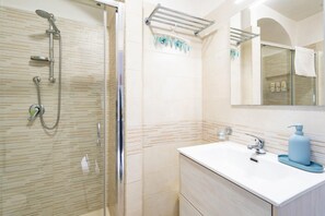 Douche, sèche-cheveux, bidet, serviettes fournies