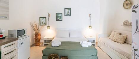 Iron/ironing board, WiFi, bed sheets