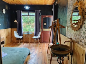 Eenvoudige tweepersoonskamer, uitzicht op tuin | Gratis wifi, beddengoed