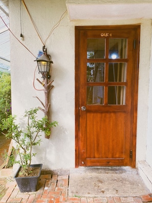 Eenvoudige tweepersoonskamer, uitzicht op tuin | Terras