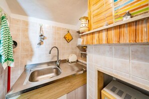 Douche, sèche-cheveux, bidet, serviettes fournies