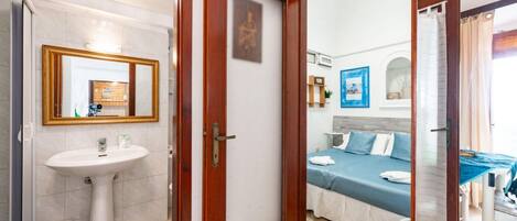 2 habitaciones, tabla de planchar con plancha y ropa de cama