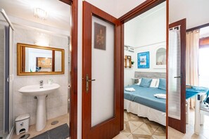 2 bedrooms, iron/ironing board, bed sheets