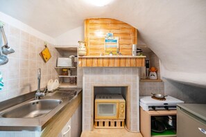 Kühlschrank, Mikrowelle, Herdplatte, Kochgeschirr/Geschirr/Besteck