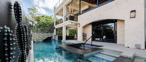 Alberca techada y alberca climatizada