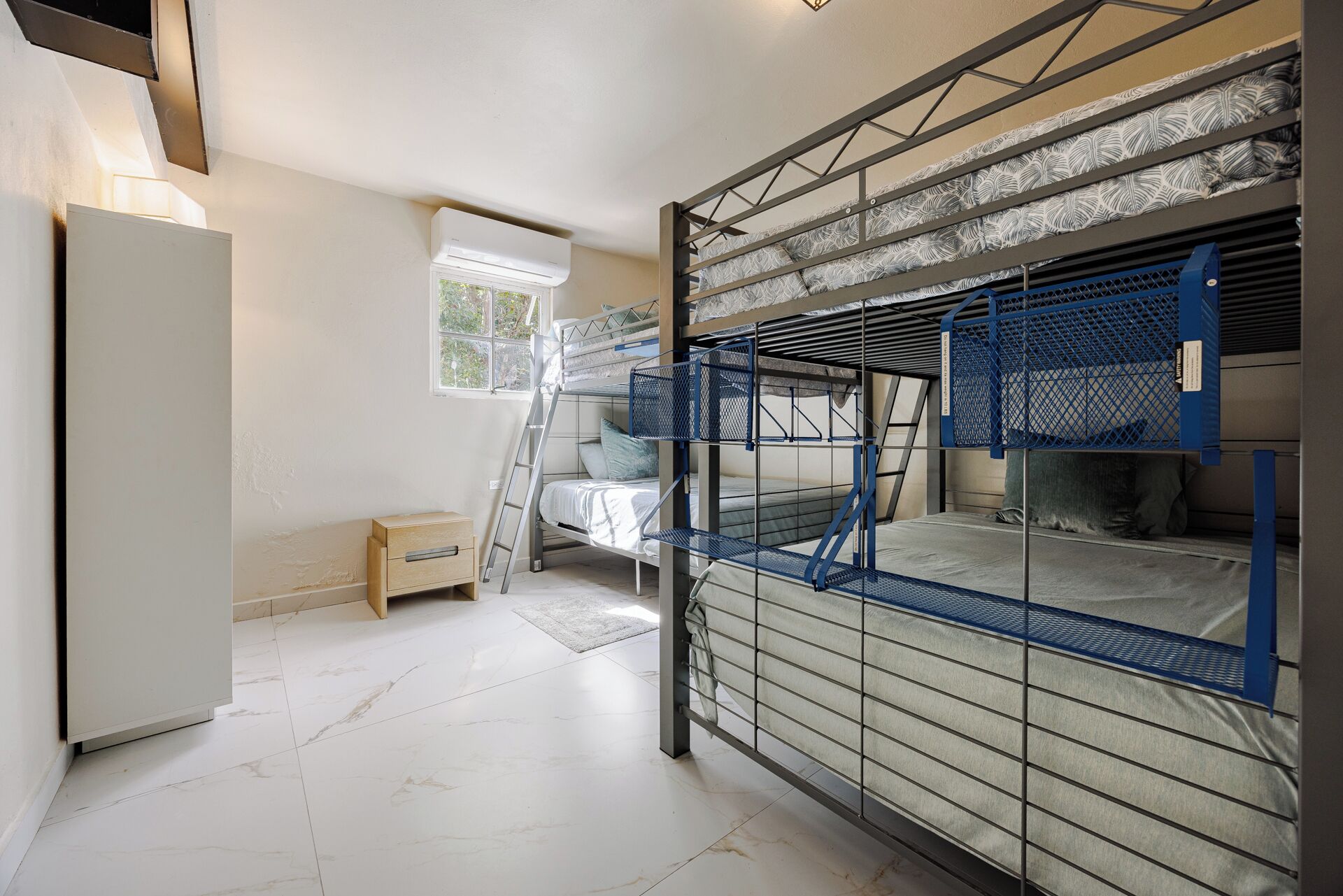 8 habitaciones, escritorio, tabla de planchar con plancha y wifi gratis 