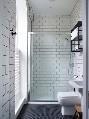 Chambre supérieure double, vue sur la vallée | Salle de bain | Séchoir à cheveux, pantoufles, serviettes fournies, savon