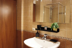 Dusche, Haartrockner, Bidet, Handtücher