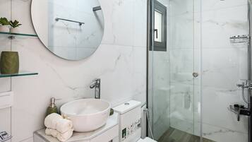 Junior-Studiosuite, Poolblick | Badezimmer